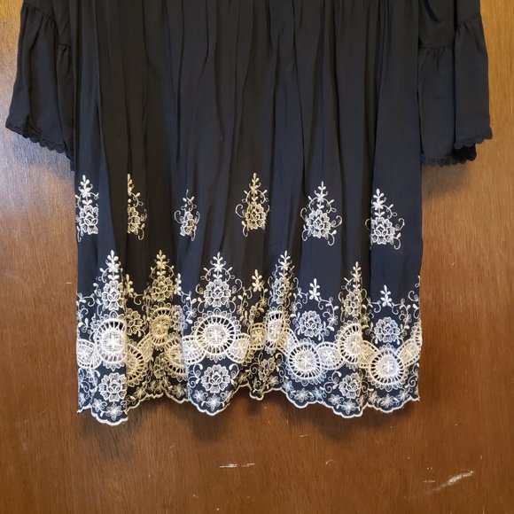 Flowy dress with embroidery and lace - Picture 4 of 12